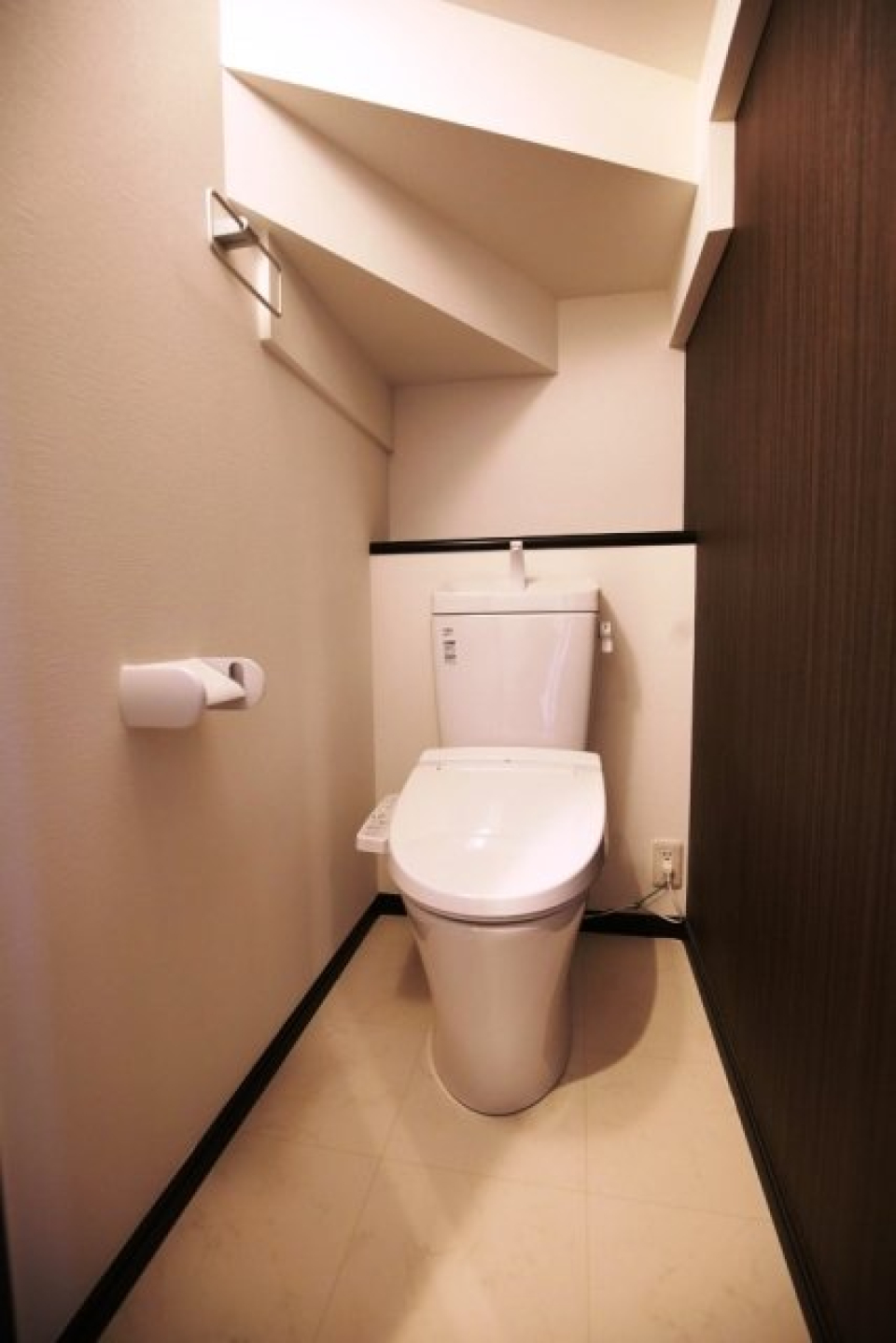 トイレは会談がちらりと見えます。