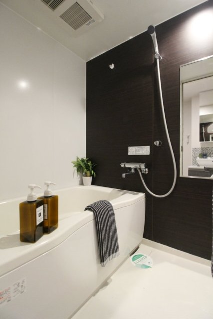 黒いパネルがシックな浴室を演出しています。