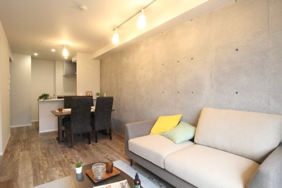 コンクリート張りの壁がシックな雰囲気を演出しています。