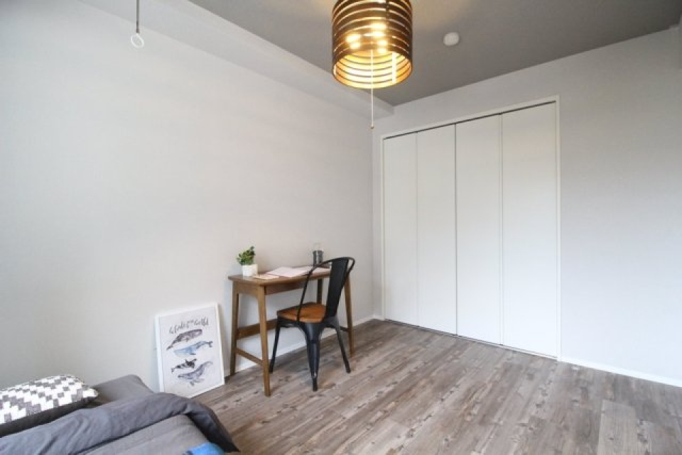 こっちはあえて物を少なくすることで、空間美を生かしてるように見えます。