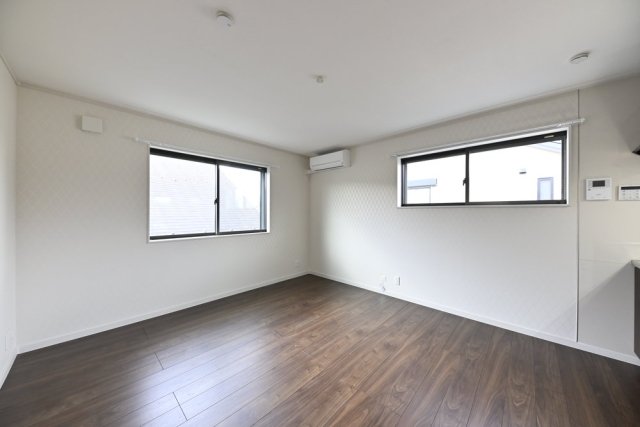 リビングを異なる角度でも他時の様子。