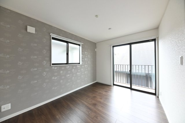 洋室。場うrコニーへのアクセスができます。