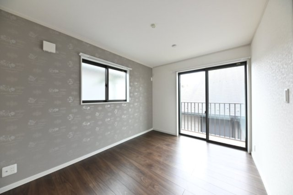 洋室。場うrコニーへのアクセスができます。