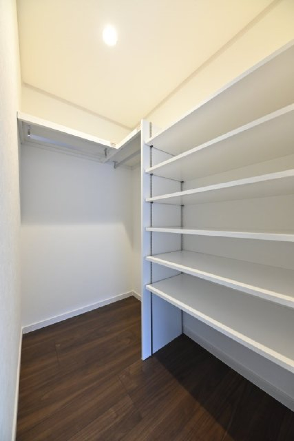 ウォークインクローゼット内の様子。