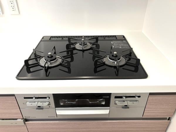 3口のガスコンロ付きです。