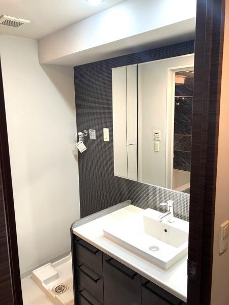 ラグジュアリーでシックな洗面台です。