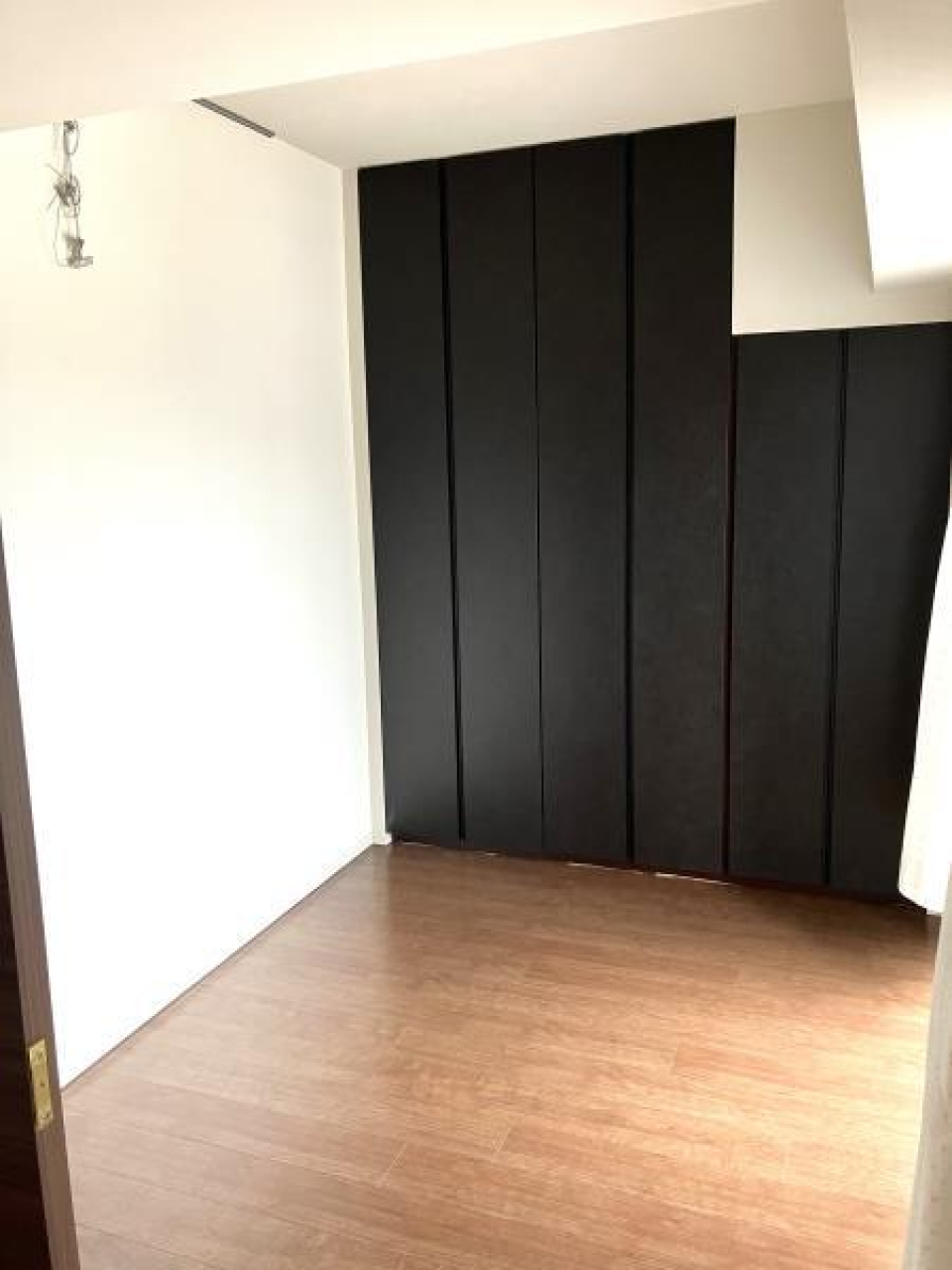 洋室。ベッドルーム。
窓からしっかりと陽の光が入るので開放的に見えるお部屋です。
