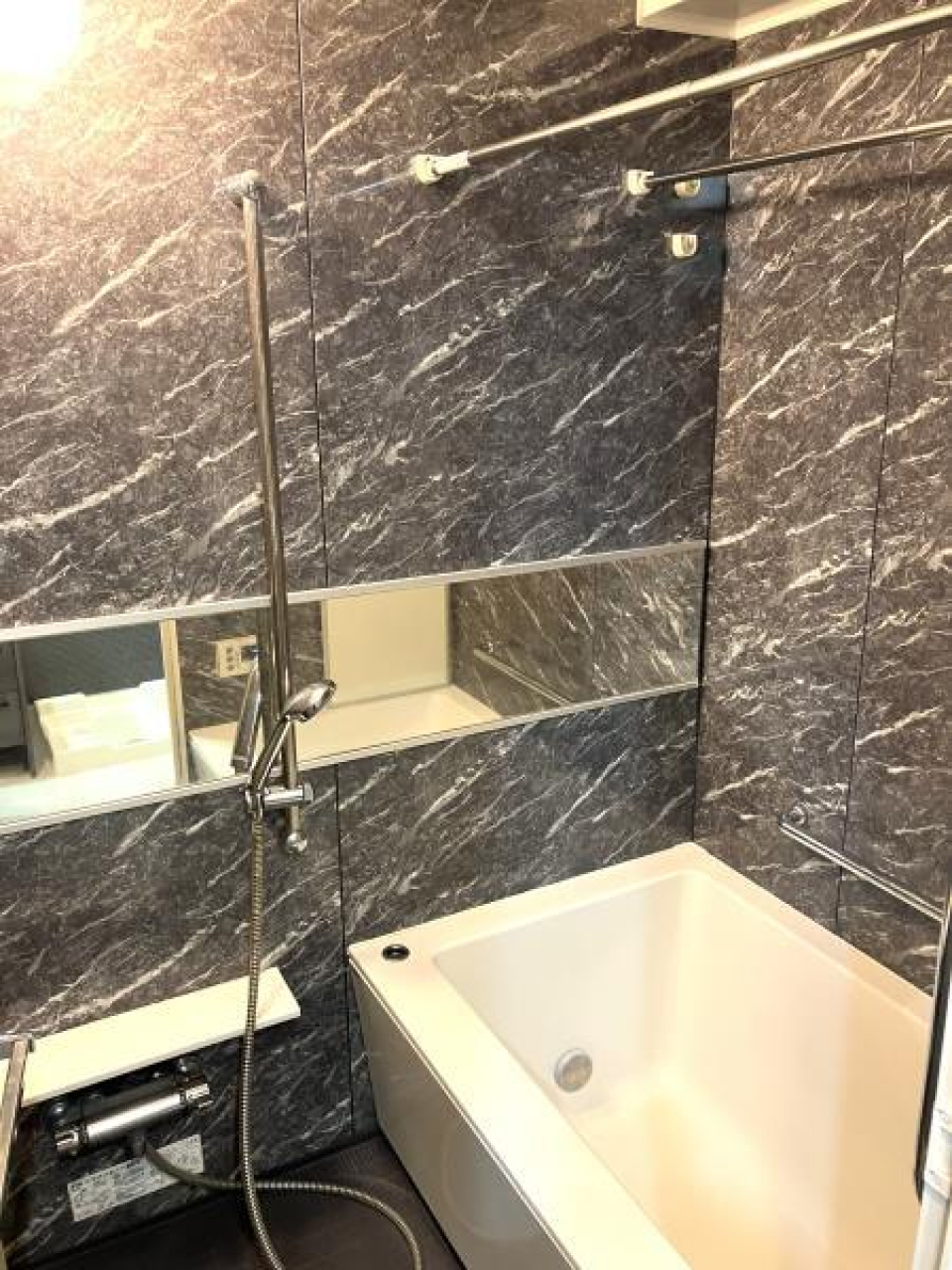 大理石調のバスルーム。
ラグジュアリーな空間を備えながら、浴室乾燥機追い炊き機能付きと、利便性のある機能がついています。