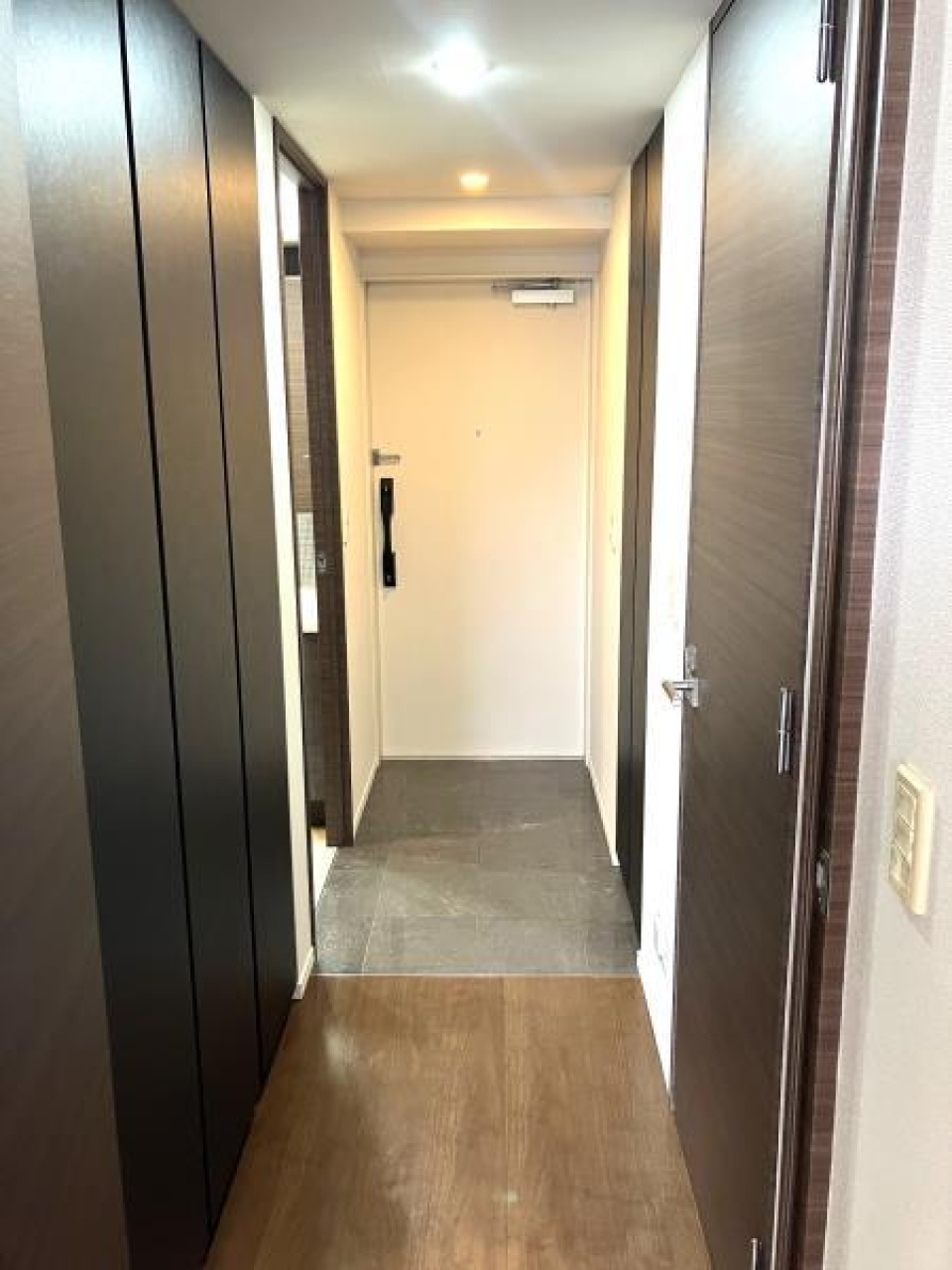 シューズクローゼットもついているので、靴好きさんにはたまらない空間です。