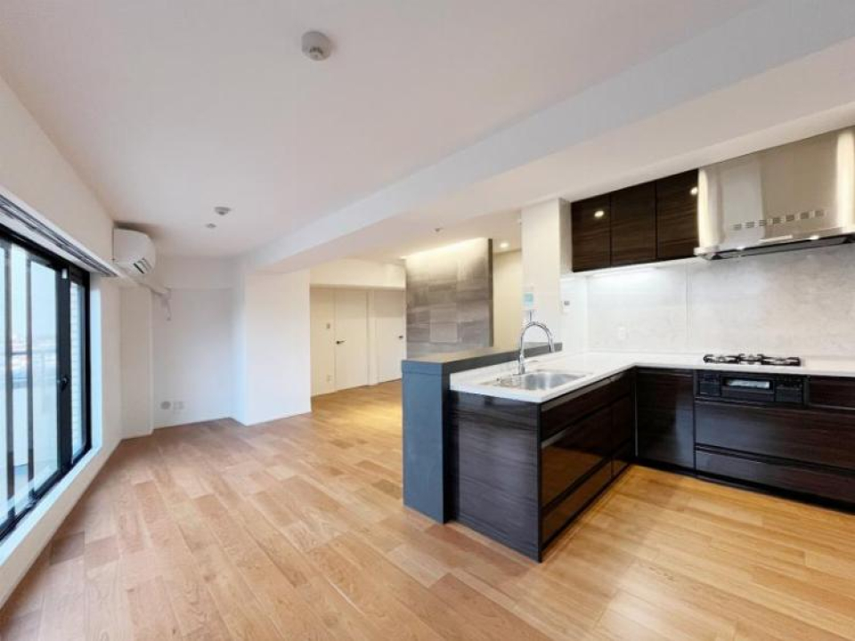 L字型キッチンがあるLDK。