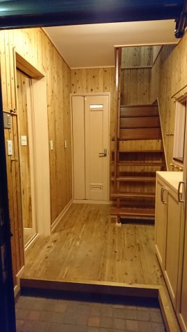 玄関も暖かい雰囲気です。