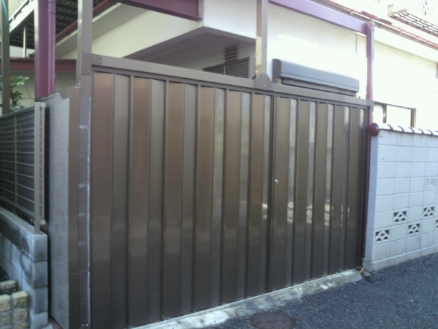 車庫でしっかりお車を守ります