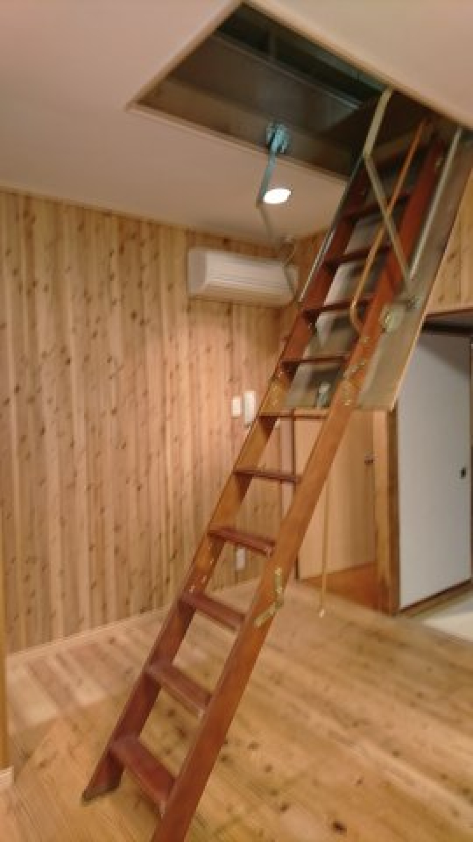 屋根裏への階段。