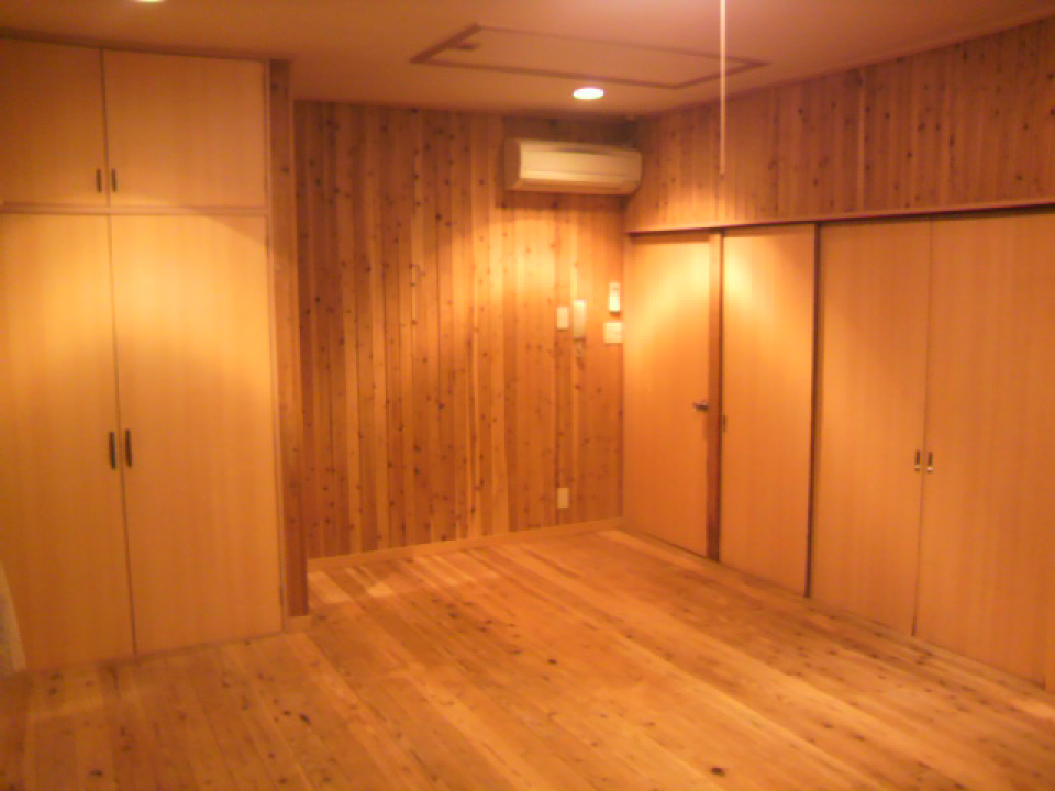 統一感のある色合いの洋間。