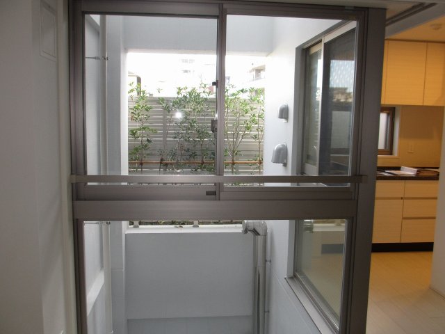 ドライエリアという名の外壁の周囲を掘り下げて設けた空間