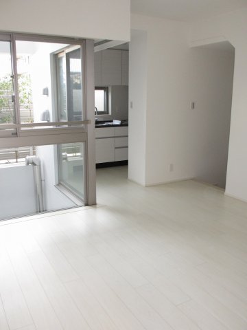 LDKの様子です、吹き抜けが魅力的