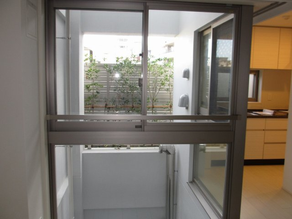 ドライエリアという名の外壁の周囲を掘り下げて設けた空間