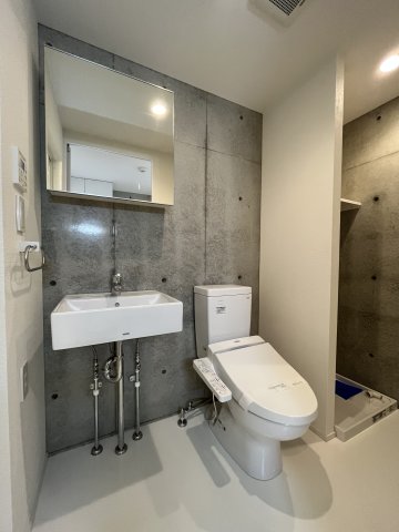 洗面台とトイレはお隣同士です。