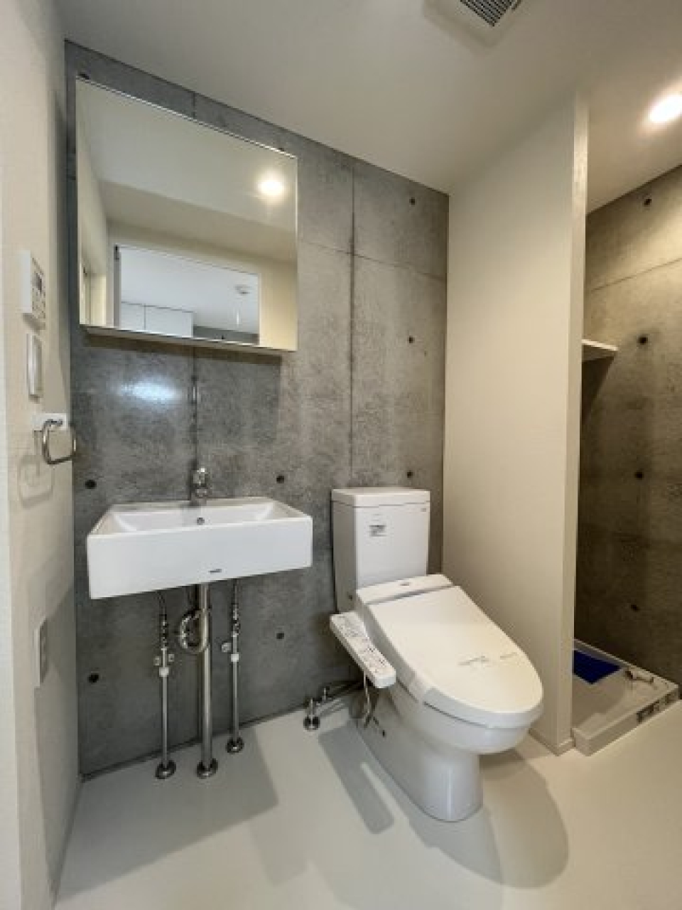 洗面台とトイレはお隣同士です。