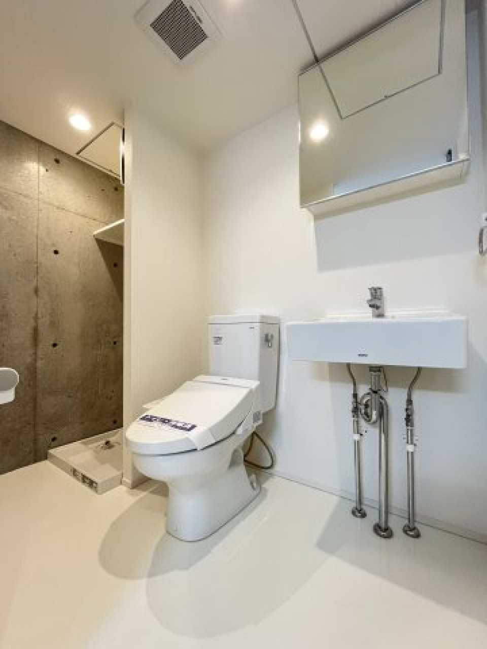 トイレと洗面台はお隣同士です。