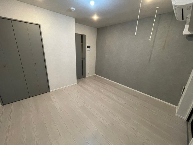 グレーのポイントカラーがオシャレ。
ログ銀座イースト（別号室同タイプ）