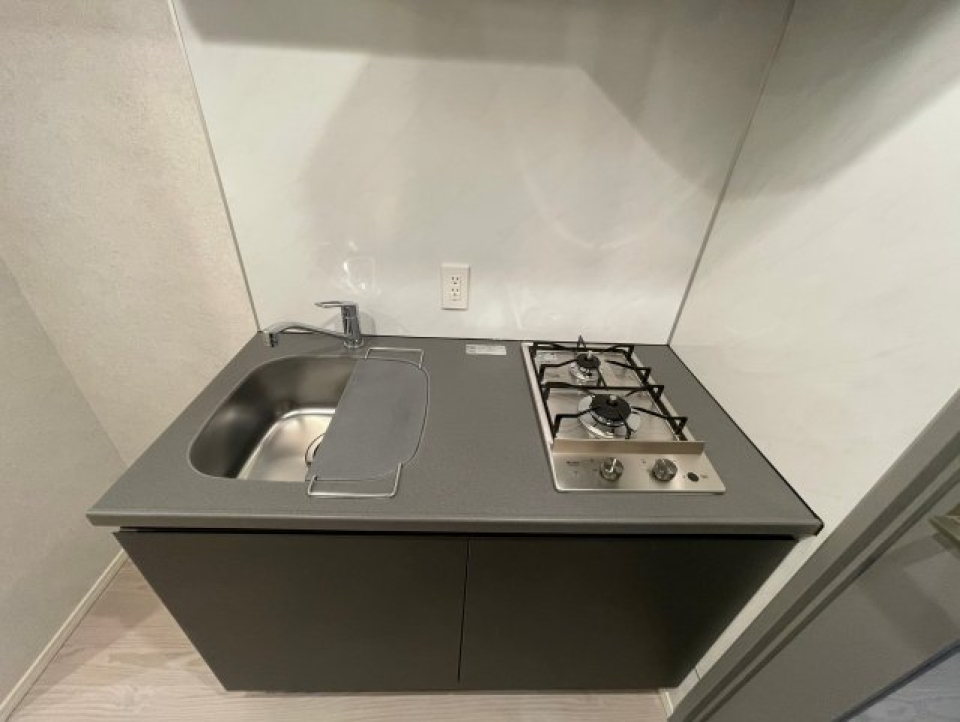 キッチンもオシャレを忘れないデザイン性のあるスタイリッシュなキッチンです。
ログ銀座イースト（別号室同タイプ）