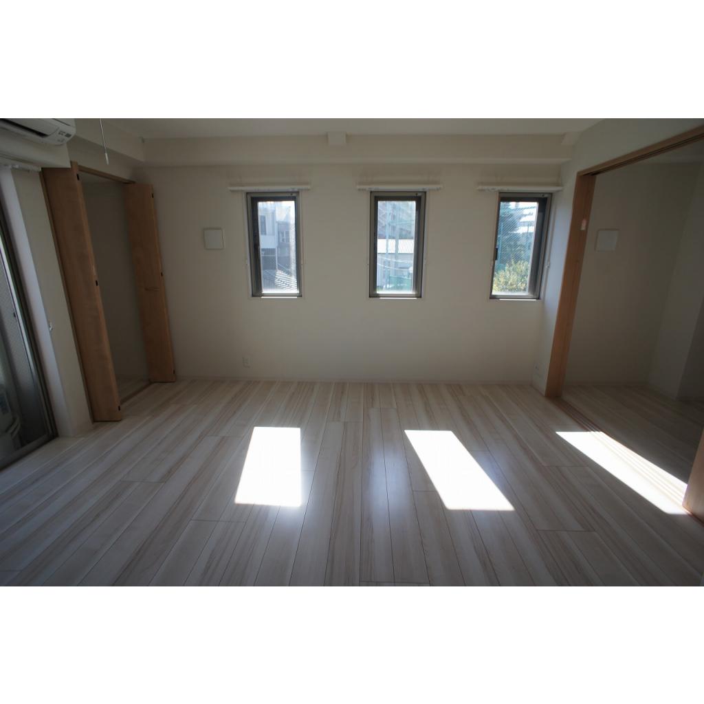 10.8帖のLDKになります。南向きなので光が入ります。