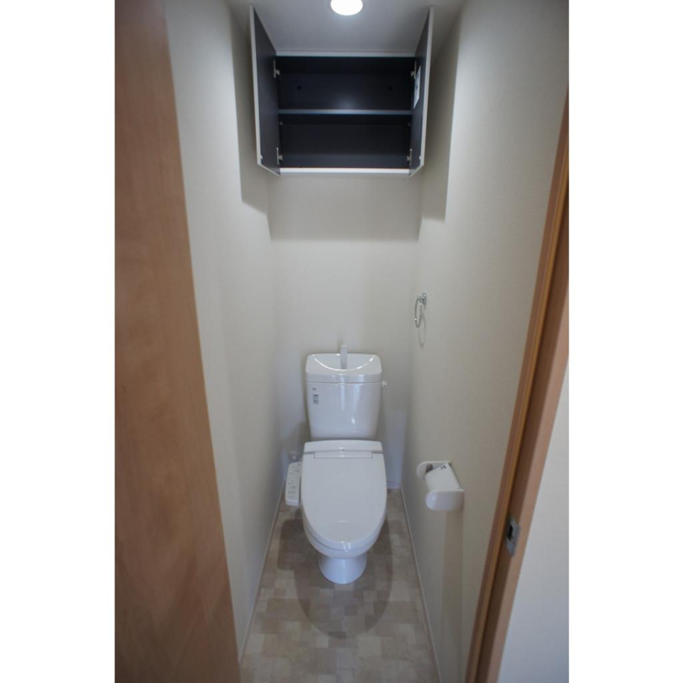 棚があるので掃除用具を整理整頓しやすそうです。