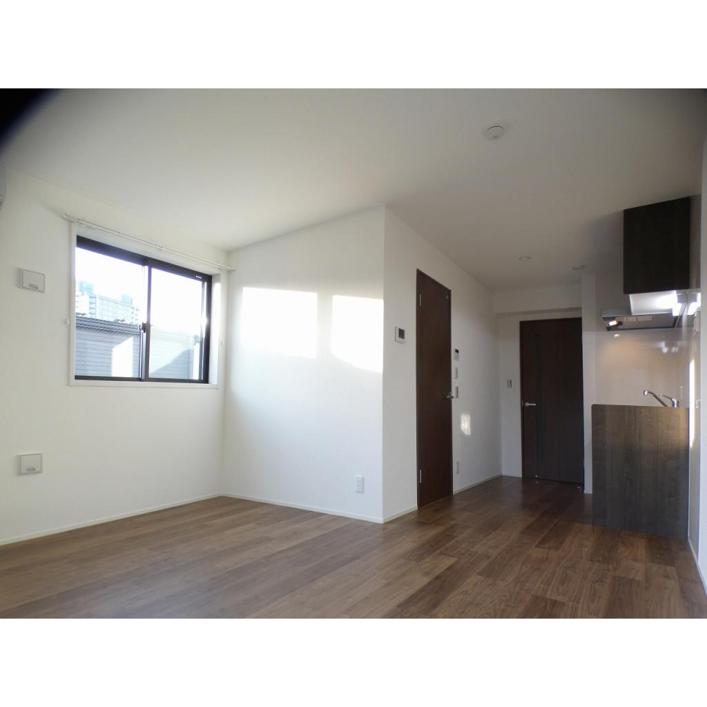 11.2帖のリビングになります。陽の光が入るので、休日はのんびり日向ぼっこもいいですね♪