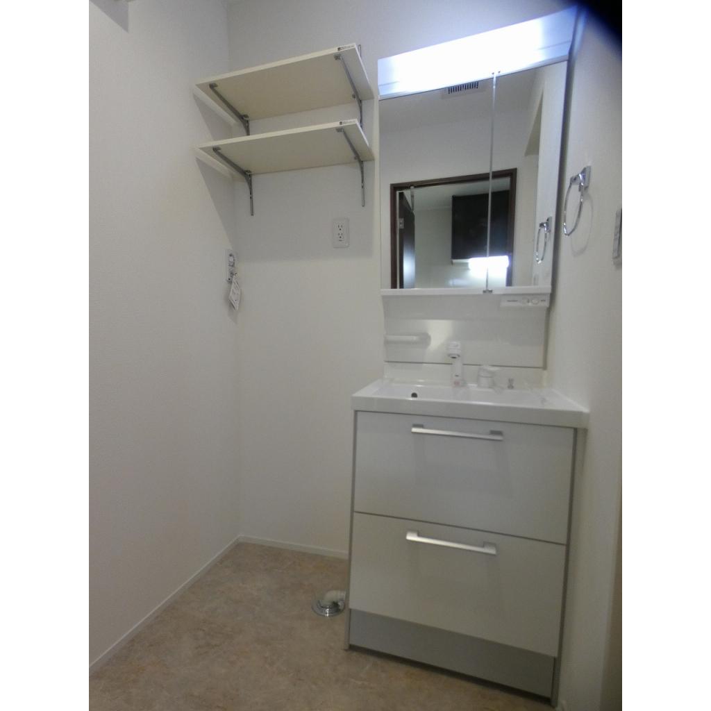 洗濯機置場の上に棚が！脱衣所に棚があるのは何かと重宝します。