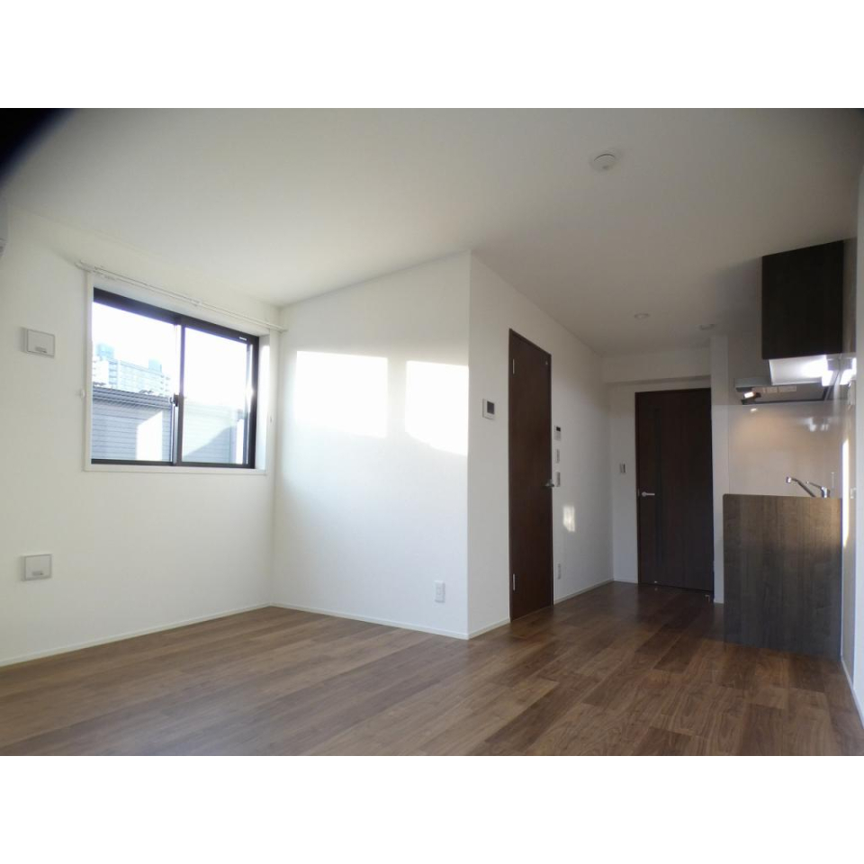 11.2帖のリビングになります。陽の光が入るので、休日はのんびり日向ぼっこもいいですね♪