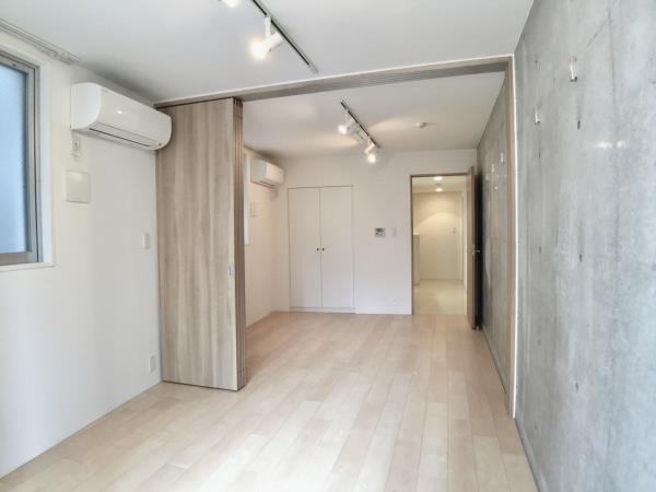 コンクリート打ちっぱなしのシンプルで洗練されたこの空間をどう彩りますか？