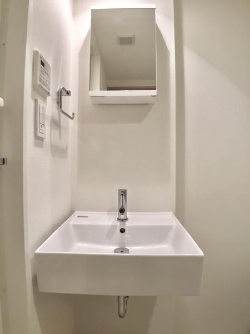 朝の洗顔でシャキッと！そんな爽やかな朝を迎えれそうな洗面台です。