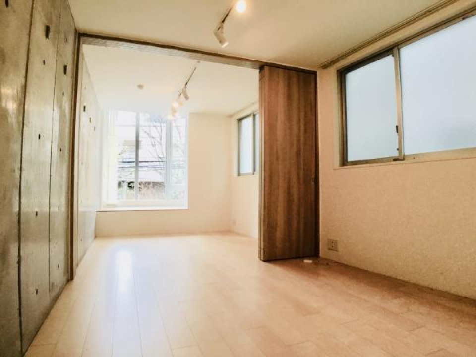 仕切りの扉を開けると、光りが差し込み開放的な空間が広がります。