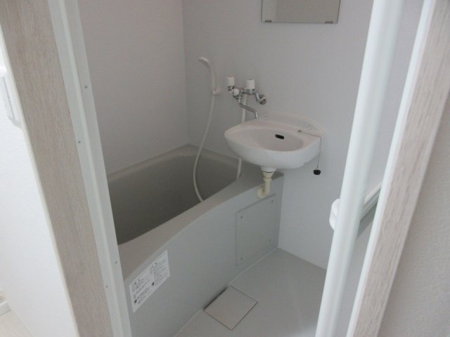 浴室と洗面台は同じ場所に。