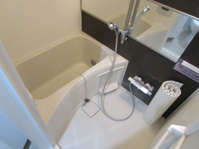 ダークトーンのパネルが落ち着いた浴室を演出しています。