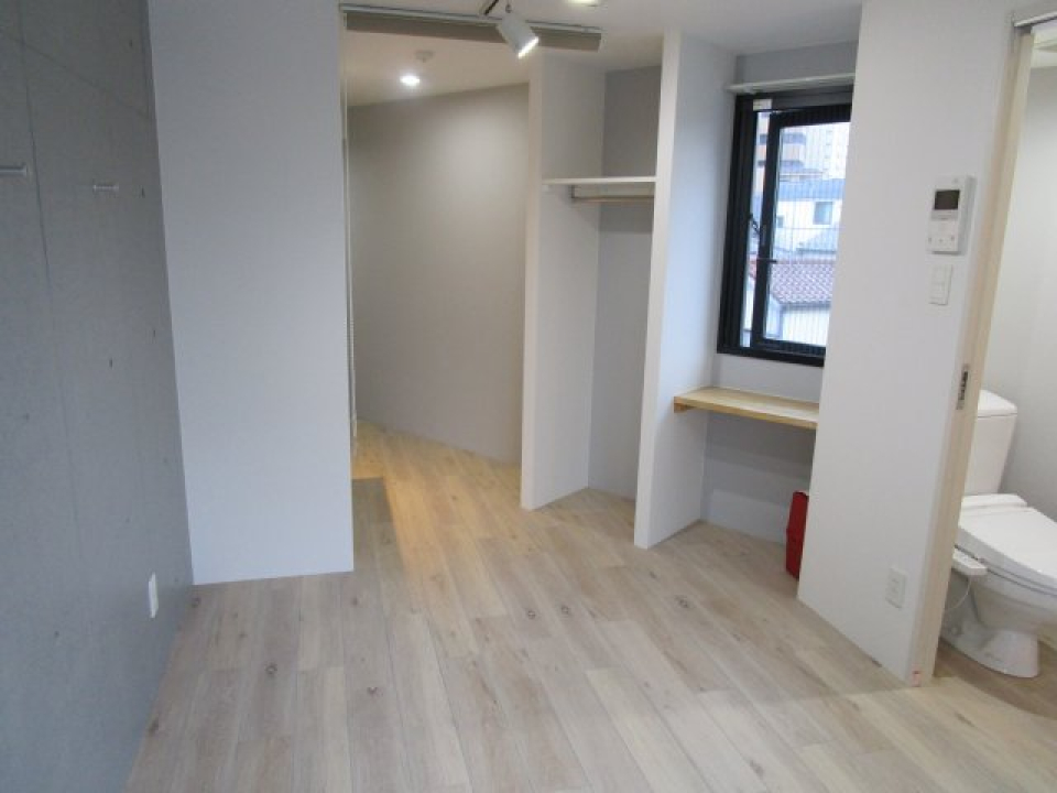 繊細な色合いのオーク調のフロアに、グレーの壁の組み合わせ。