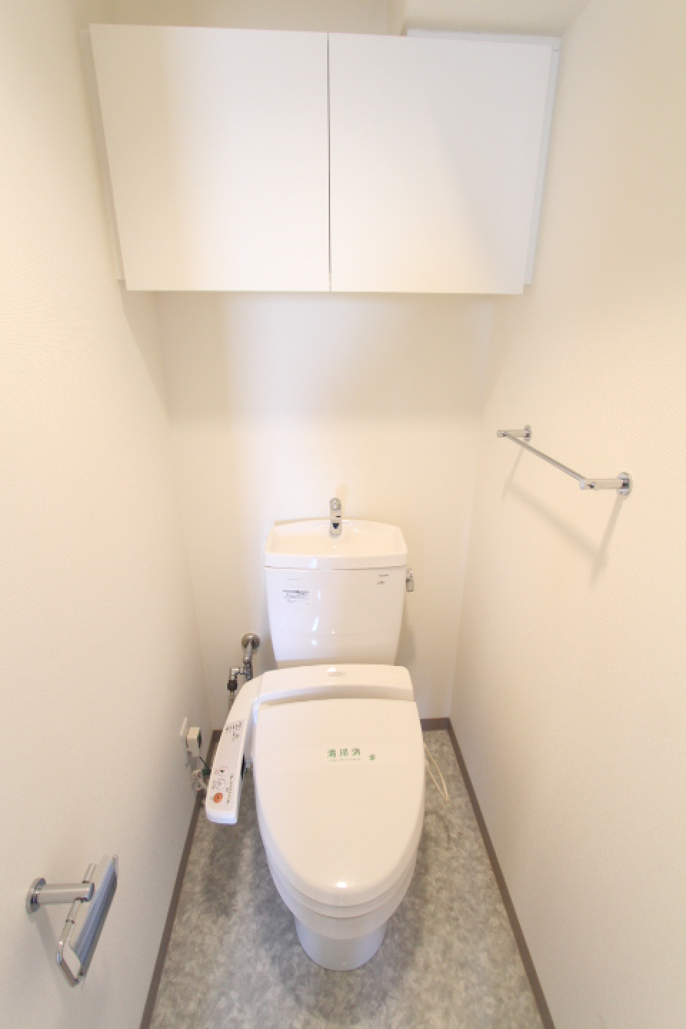 棚があるので掃除用具を整理整頓することができます。※参考写真