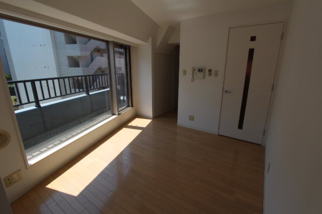 スクリーンのような大きな窓