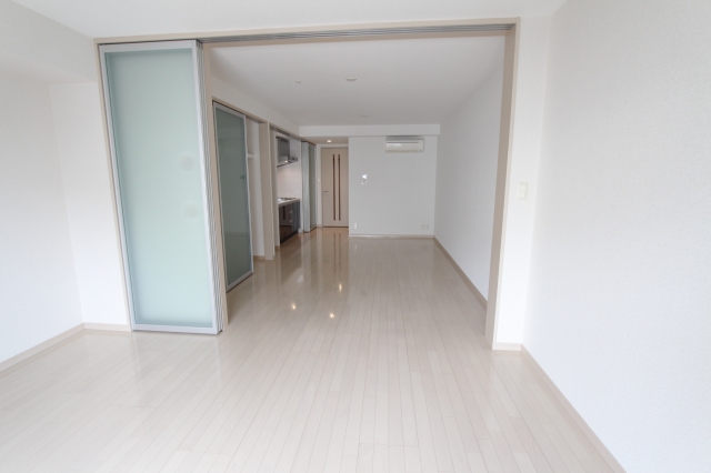 仕切りを開ければ、広々としたお部屋に。来客があった時は仕切りをすれば、プライベート空間を区切ることが出来ます。
参考写真