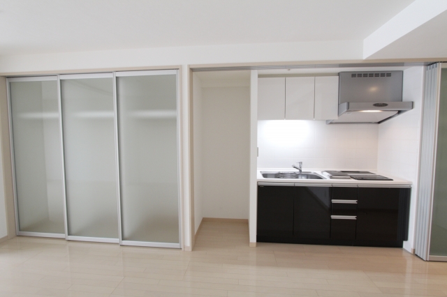 クローゼットは広々としていて、キッチンもポイントカラーでモード系に。
参考写真
