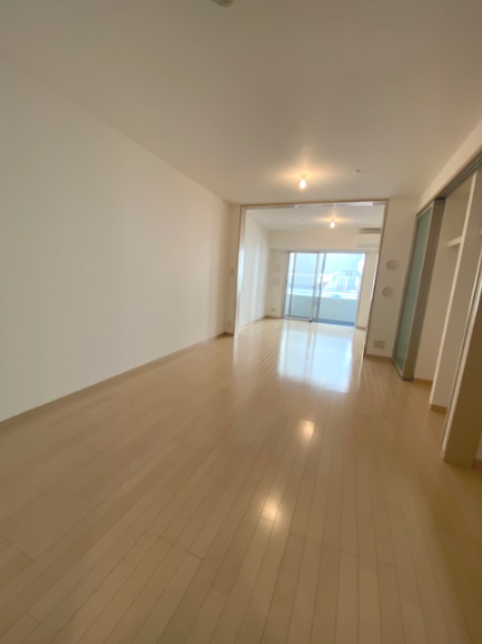 陽の光が部屋全体に行き届き、開放的なお部屋になっています。
参考写真