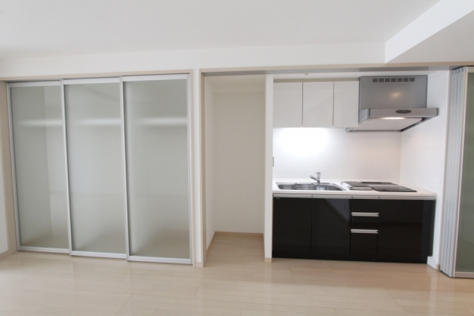 クローゼットは広々としていて、キッチンもポイントカラーでモード系に。
参考写真
