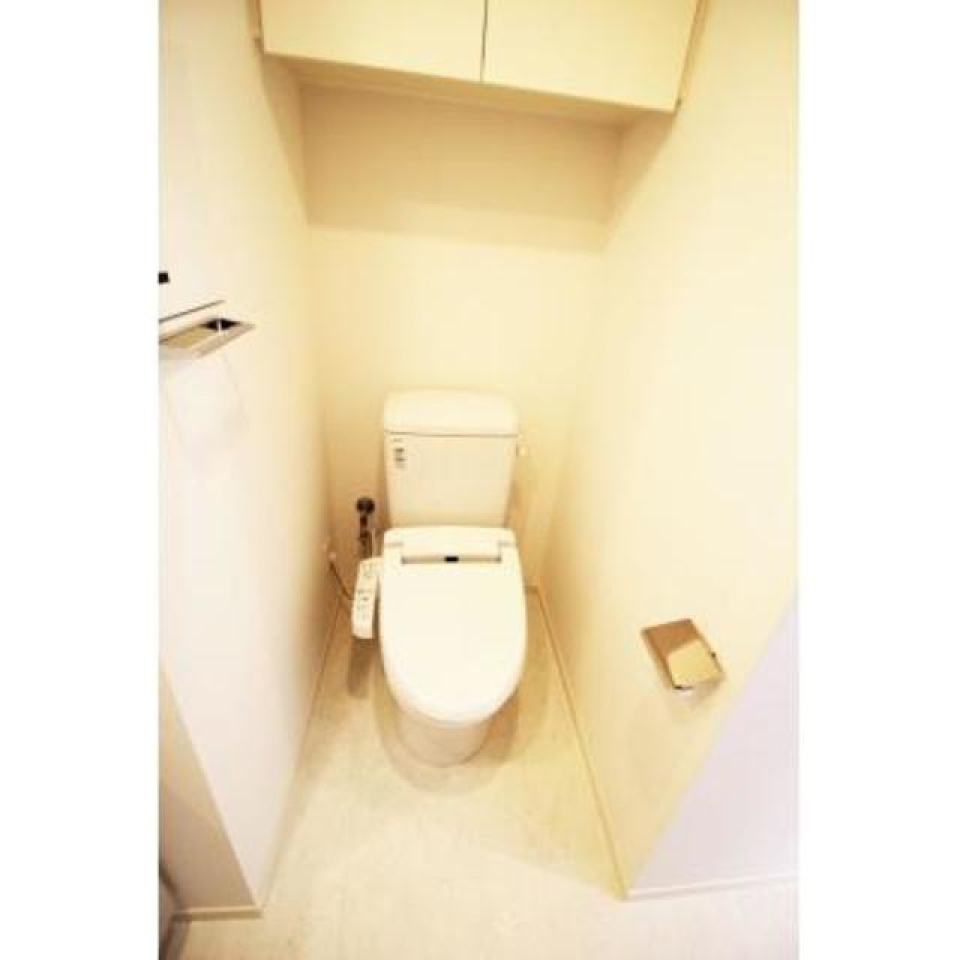 お手洗いには棚があるので掃除用具を整理整頓しやすそうです。※写真は同タイプ住戸です。