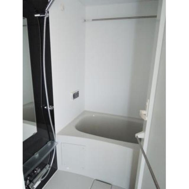 ダークトーンのパネルの浴室です。※写真は同タイプ住戸です。