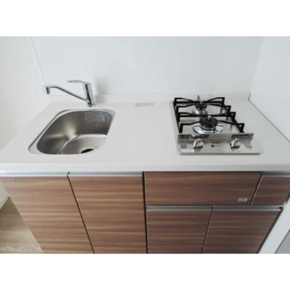 白のワークトップと木目のパネルのコントラストが素敵ですね‼
※写真は同タイプ住戸です。