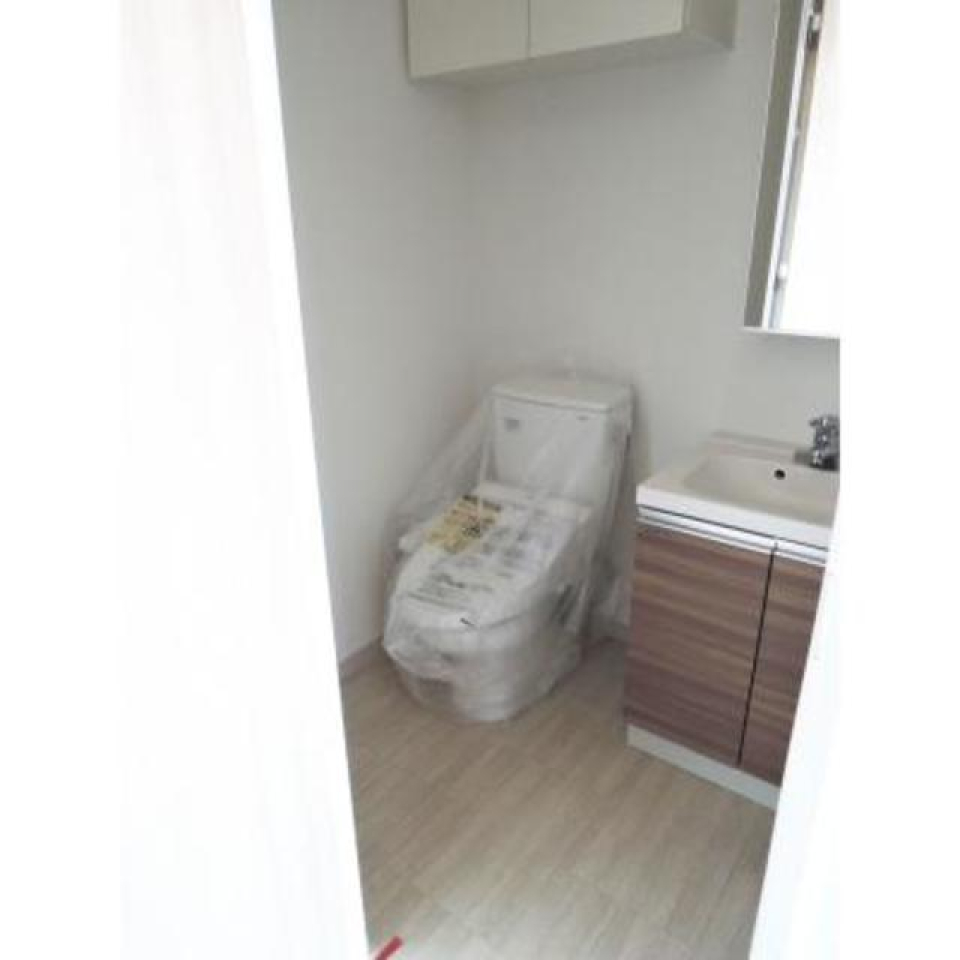 トイレは洗面台とお隣同士。※写真は同タイプ住戸です。