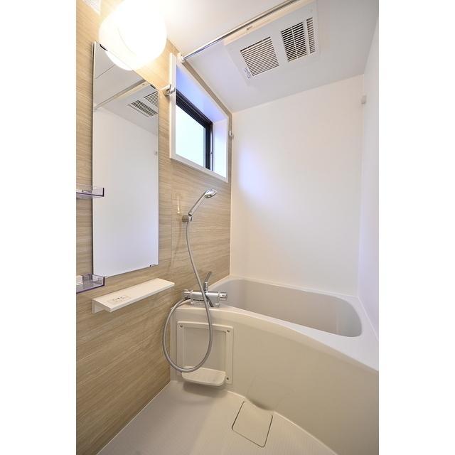 浴室の様子。ナチュラルな木目のパネルが素敵ですよね！