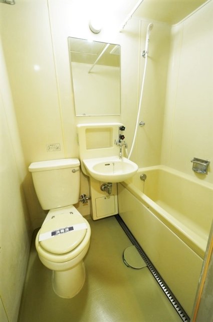 水回りはトイレ、洗面台、浴室と一つにまとまっています。