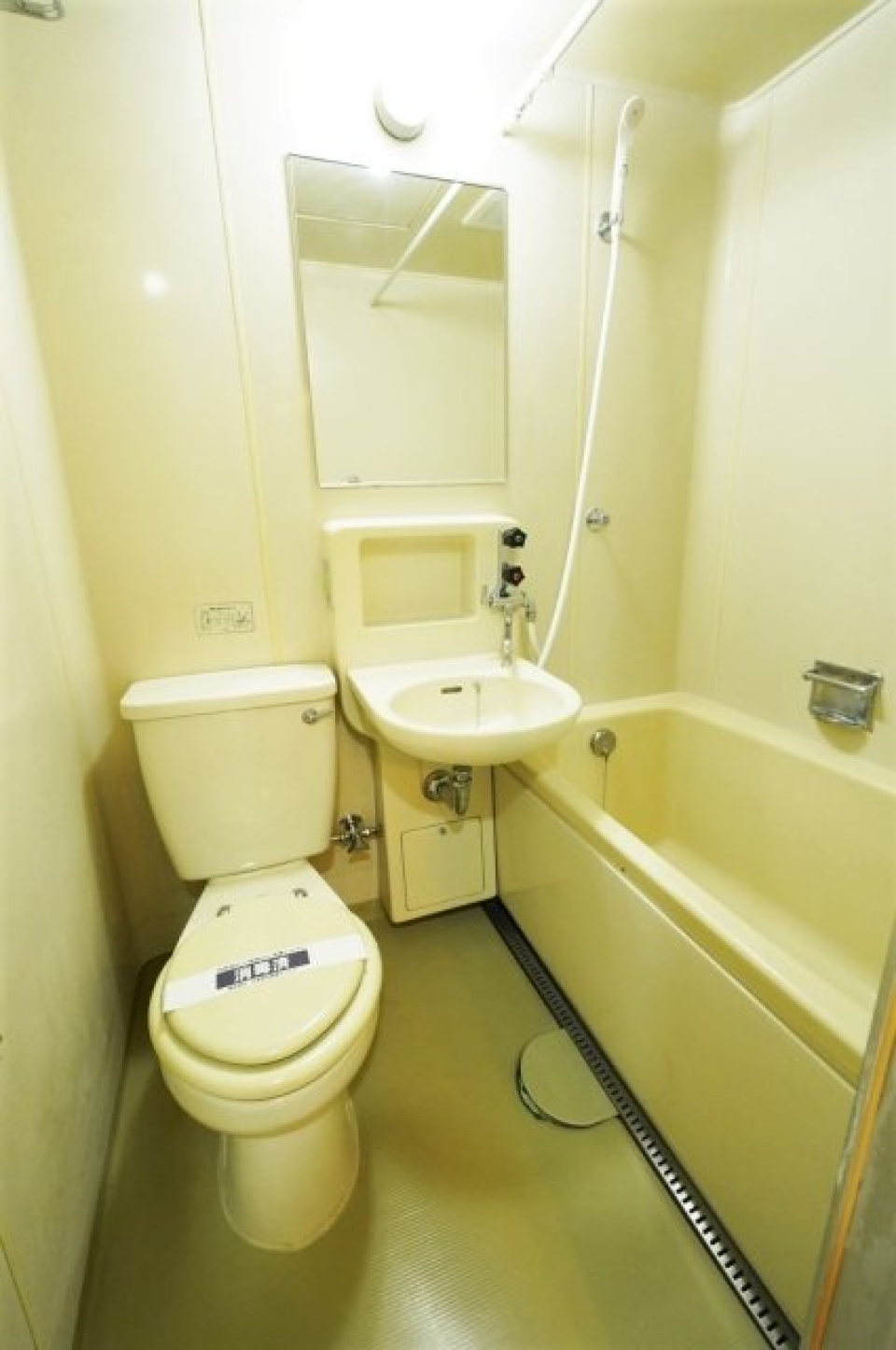 水回りはトイレ、洗面台、浴室と一つにまとまっています。